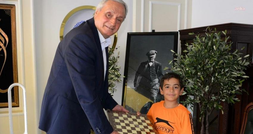 Bozüyük Belediye Başkanı Mehmet Talat Bakkalcıoğlu, satranca ilgi duyan minik