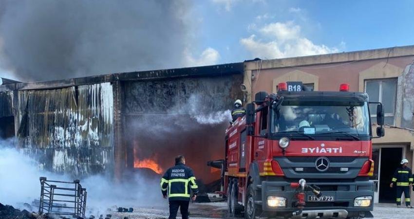 Bozüyük Belediyesi İtfaiyesi, İnönü’de bir palet fabrikasında başlayıp zincir marketin