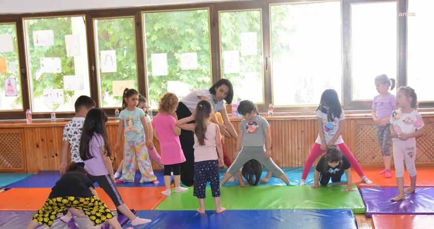 Bozüyük Belediyesi Yaz Spor Okulları Cimnastik ile Başladı Bozüyük Belediyesi tarafından ilçedeki çocukların yaz tatillerini en iyi şekilde