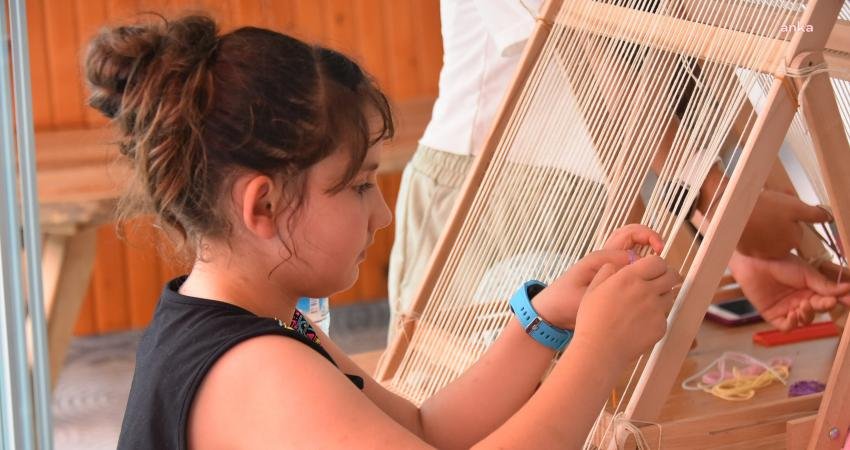 Bozüyük Belediyesi Sanat Atölyeleri’nde yürütülen ‘Bir Mekik Bir İp’ etkinliğinde,