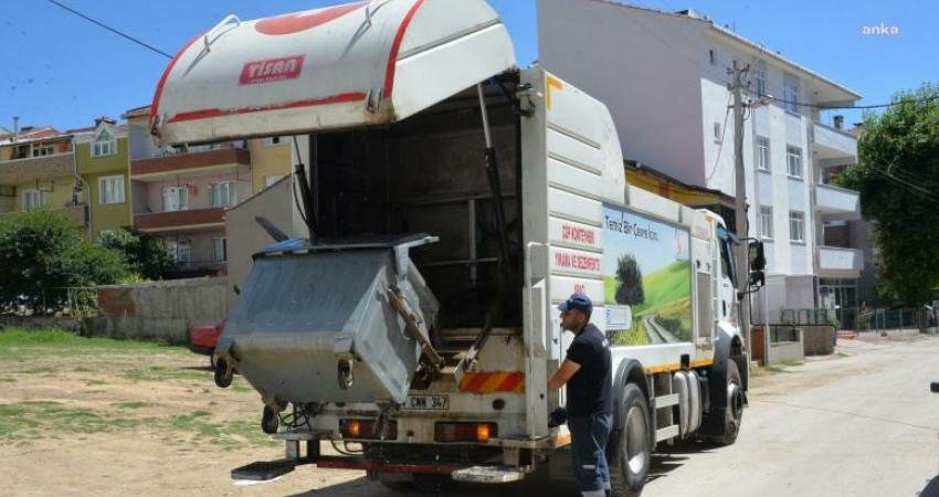 Bozüyük’te çöp konteynerleri yıkanarak temizleniyor hemen ardından haşerelere karşı ilaçlanarak
