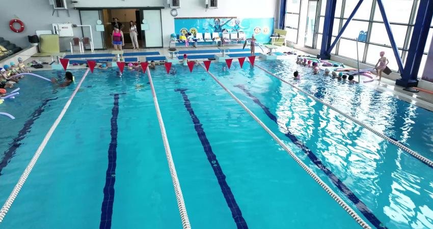 Buca Belediyesi’nin Yarı Olimpik Yüzme Havuzu ve Tenis Kulübü bünyesinde