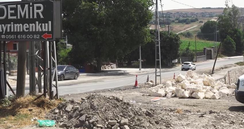 Karaağaç Mahallesi'nde yol yapım çalışmalarını denetleyen Büyükçekmece Belediye Başkanı Hasan