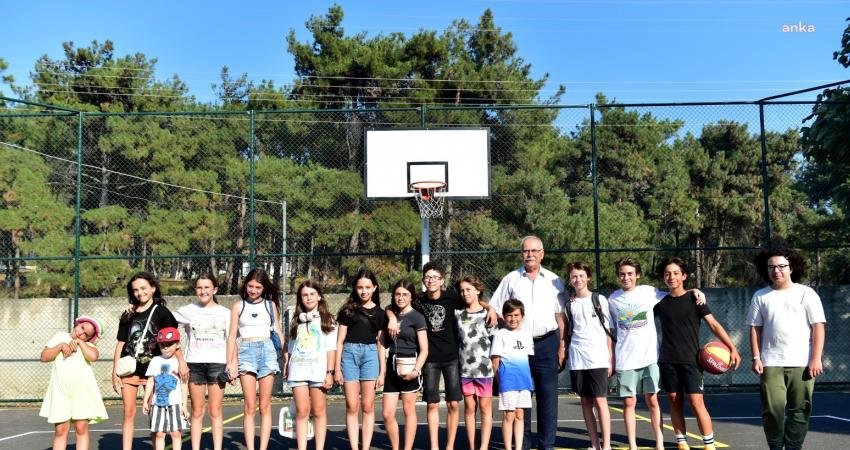 Çanakkale Belediye Başkanı Ülgür Gökhan, Güzelyalı'da yeni yapılan basketbol sahasında