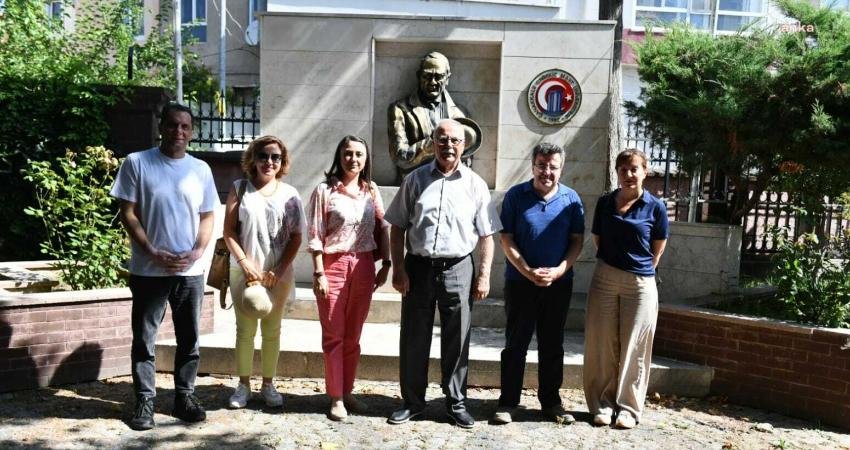 Çanakkale Belediye Başkanı Gökhan’dan Devlet Konservatuvarına Ziyaret Çanakkale Belediye Başkanı Ülgür Gökhan, Çanakkale Onsekiz Mart Üniversitesi (ÇOMÜ)