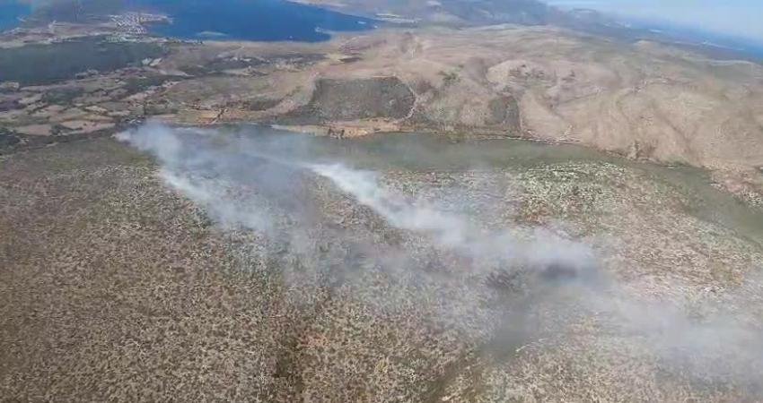 İzmir'in Çeşme ilçesinde ormanlık alanda çıkan yangın yaklaşık üç saat