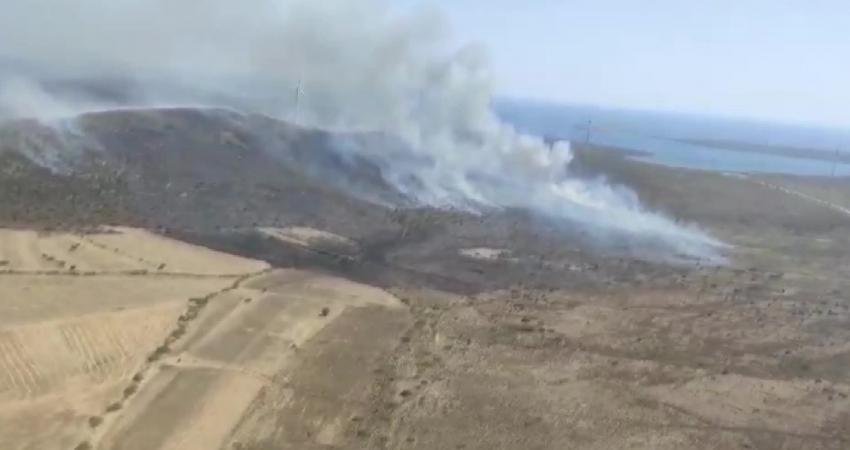 İzmir Çeşme ilçesinde öğlen saatlerinde otluk alanda çıkan yangınına karadan