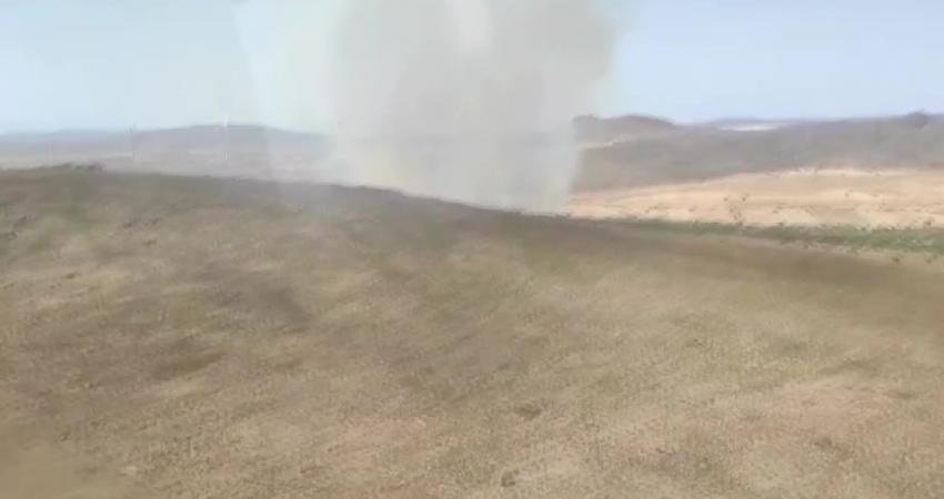 İzmir’in Çeşme ilçesinde otluk alanda yangın çıktı. Söndürme çalışmaları havadan