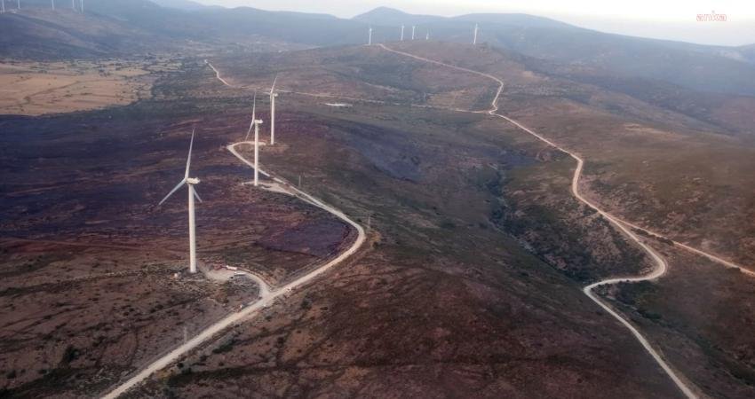 İzmir Çeşme ilçesinde öğlen saatlerinde çıkan otluk alan yangını, ekiplerin