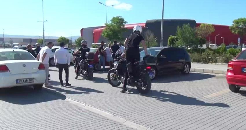 Çorum’da hastane bahçesinde aralarında husumet olduğu belirtilen aileler arasında çıkan