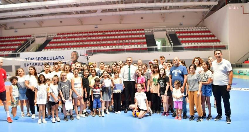 Çukurova Belediye Başkanı Soner Çetin, yaz okulları kapsamında eğitim veren