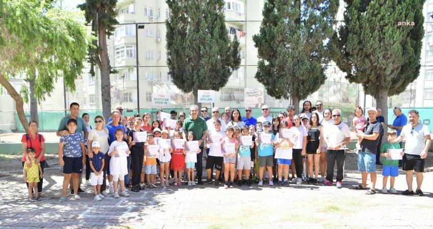 Çukurova’da Genç Tenisçiler Sertifikalarını Aldı Çukurova Belediyesi Yaz Spor Okulları kapsamında tenis eğitimi alan öğrenciler