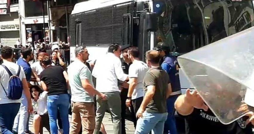 Gözaltında kaybedilen yakınlarının akıbetini sormak ve faillerin yargılanması talebiyle Galatasaray