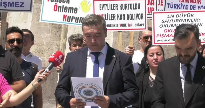 Diploma Denklik Mağdurları Derneği, Ankara Ulus Meydanı’nda taleplerini dile getirdi.