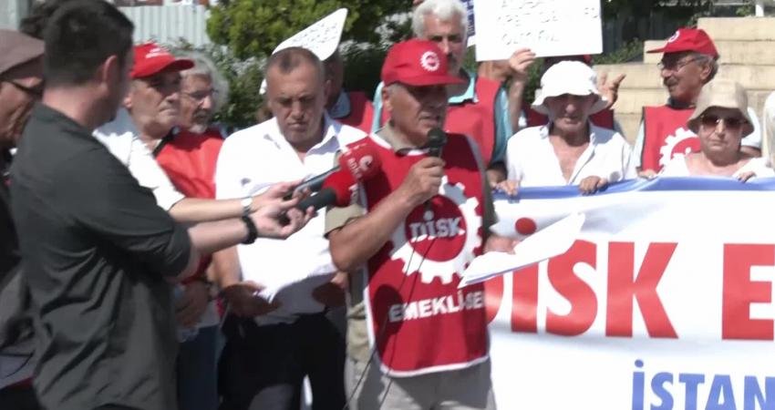 Devrimci İşçi Sendikaları Konfederasyonu (DİSK) Emekli-Sen üyeleri, yapılan son zamları