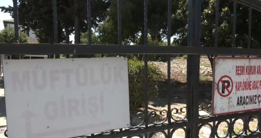 Diyanet, Avcılar’da Depremde Hasar Gördüğü İçin Yıkılan Caminin Yeniden Yapımını, 5 Bin Kişilik Olmadığı Gerekçesiyle Engelledi… Hançerli: “Bu Cami Burada Yapılacak, Yapmak İstiyoruz. Engel Olmayın” Avcılar Belediye Başkanı Turan Hançerli, CHP milletvekilleri Özgür Karabat ve