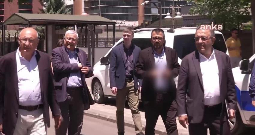 Diyarbakır’da Tutuklu 15 Gazeteci Hakim Karşısında… Çakırözer: Avrupa Birliği Yolunun Açılması, Gazetecileri Cezaevine Atmamaktan Geçiyor, İfadeyi Cezalandırmamaktan Geçiyor” Diyarbakır Cumhuriyet Başsavcılığı’nın yürüttüğü soruşturma kapsamında 8 Haziran 2022’de yapılan