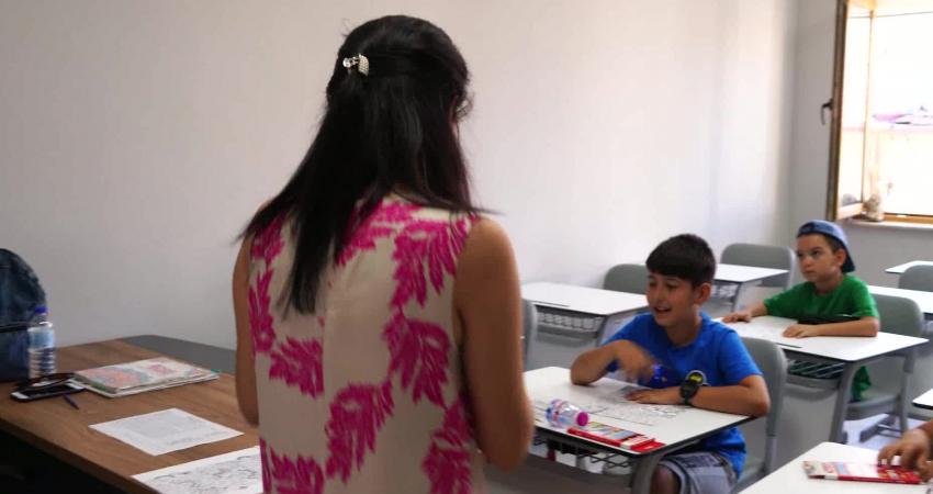 Edremit Belediyesi tarafından Atatürk Gençlik Merkezi’nde açılan yaz kurslarına çocukların