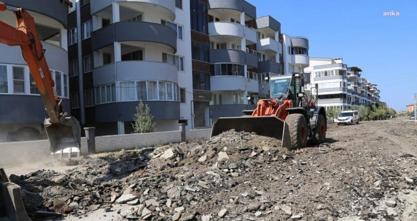 Edremit Belediyesi Fen İşleri Müdürlüğü ekipleri, ilçe genelinde yol yapım