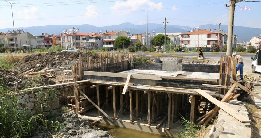 Edremit Belediyesi, turistik Akçay Mahallesi’nde araç ve yaya trafiğini rahatlatmak