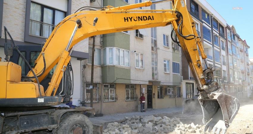 Edremit Belediyesi Fen İşleri Müdürlüğü ekipleri, ilçe genelinde yeni yol