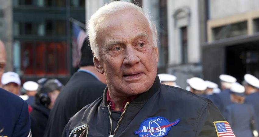 Efsanevi Astronot Neden 3 Saat Takıyor? Buzz Aldrin’in Apollo 11 Kutlaması İçin Çektiği Selfie’de 3 Farklı Saat Taşıması Dikkat Çekti. Buzz Aldrin'in Apollo 11 kutlaması için çektiği bir selfie, kolunda