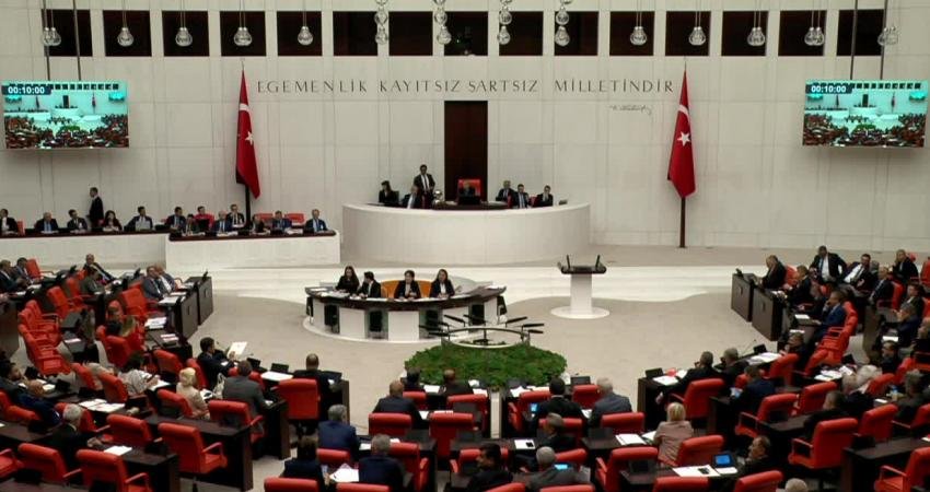 Demokrasi ve Atılım (DEVA) Partisi İstanbul Milletvekili Elif Esen, memur