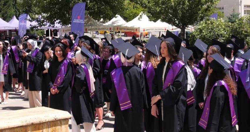 Hacettepe Üniversitesi Eczacılık Fakültesi mezuniyet töreni bugün Sıhhiye Kampüsü’nde yapıldı.