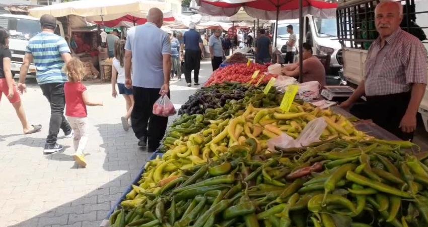 Osmaniye'nin Kadirli ilçesinde semt pazarında vatandaşlar pahalılıktan yakındı. Bir vatandaş,