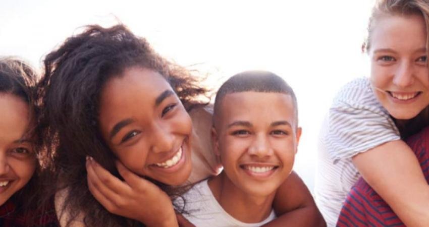 Ergenlik kızlarda ortalama 11 yaş civarında erkeklerde 12 yaş civarında