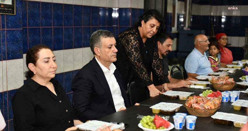 Esenyurt Belediye Başkanı Bozkurt, Muharrem Lokmasına Katıldı Haramidere Cemevi’nde Muharrem lokmasına katılan Esenyurt Belediye Başkanı Kemal Deniz