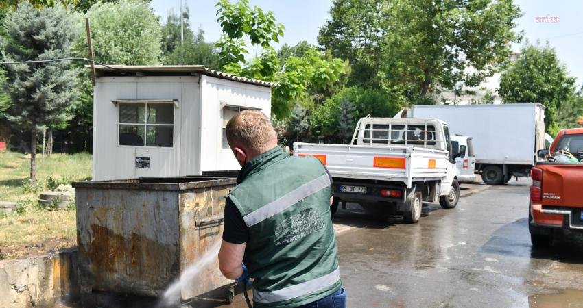 Esenyurt Belediyesi sıcak yaz aylarında çöp konteynerlerini ilaçlama ve yıkama