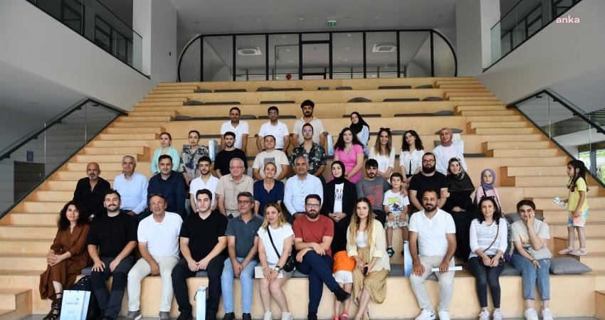 Esenyurt Belediyesi Sinema Akademisi İlk Mezunlarını Verdi Esenyurt Belediyesi Sinema Akademisi’nin ilk mezunları, sertifikalarını oyuncu Nur Sürer’in