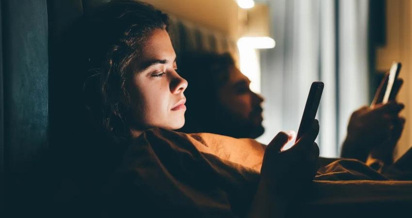 Eşinizin yanındayken onunla sohbet etmekten çok telefonunuzla mı ilgileniyorsanız? Phubbing