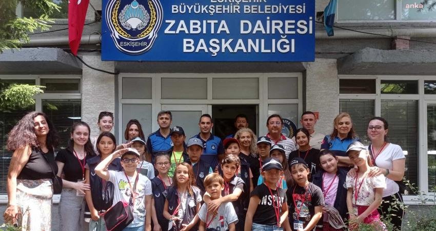 Eskişehir Büyükşehir’den Çocuklar İçin Acil Durum Farkındalığı Eskişehir Büyükşehir Belediyesi Çocuk Hakları Birimi tarafından 8-12 yaş arası