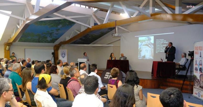 Eskişehir’de Frig Tarihine Işık Tutan Panele Büyük İlgi Eskişehir'de Friglerin binlerce yıllık gizemli tarihini, doğa ve tarih meraklılarıyla