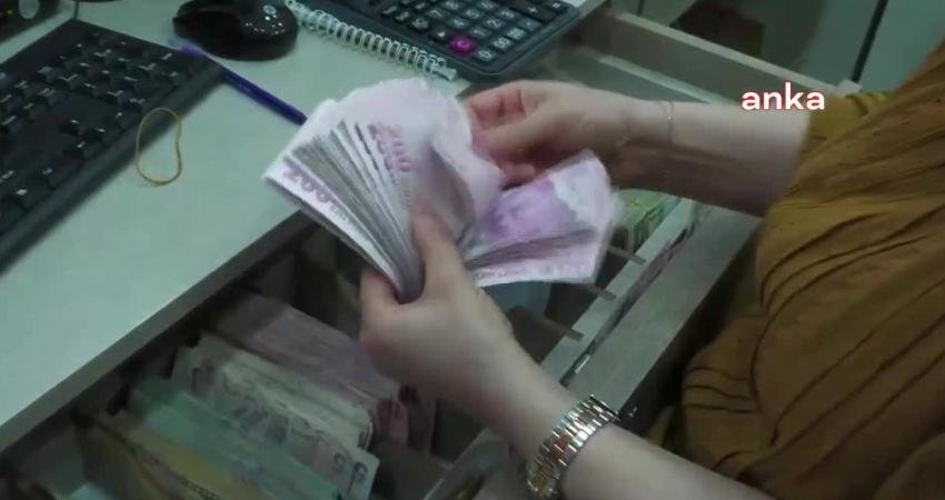 Türk lirası dolar ve euro karşısında değer kaybetmeye devam ediyor.