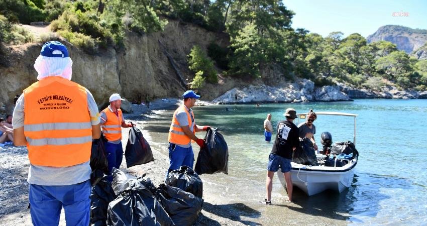 Fethiye Belediyesi’nden Gemiler Darboğaz’da Temizlik Çalışması Fethiye Belediyesi ekipleri, Gemiler Darboğaz Mevkii’nde temizlik çalışması yaptı. Karayolu