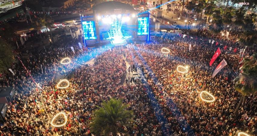 Finike Cumhuriyet Meydanı’na Görkemli Açılış Antalya Büyükşehir Belediyesi tarafından Finike'ye kazandırılan Cumhuriyet Meydanı ve Rekreasyon