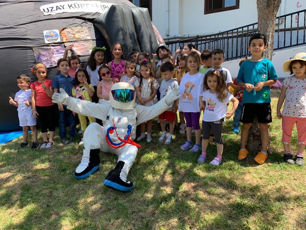 Kütüphaneden Uzaya Yolculuk Mamak Belediyesi Yeşilbayır Bebek Kütüphanesi bahçesinde kurulan “Uzay Küresi” ne