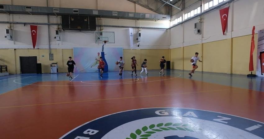 Gaziemir Belediyesi’nin 10 farklı branşta düzenlediği yaz spor kurslarına katılan