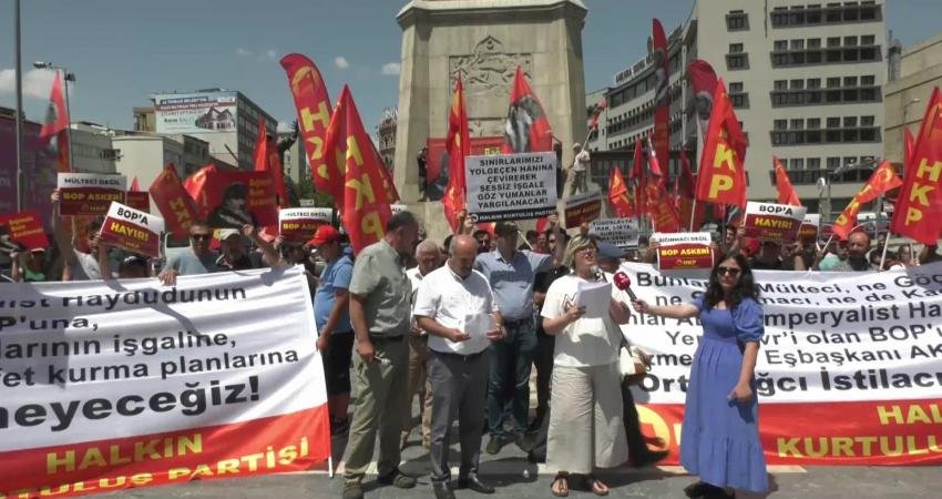 HKP, İktidarın Göçmen Politikalarını Protesto Etti: “Sınırlarımızı Yol Geçen Hanına Çevirerek Sessiz İşgale Göz Yumanlar Yargılanacak” Halkın Kurtuluş Partisi (HKP) üyeleri bugün Ankara’da iktidarın göçmen politikalarını
