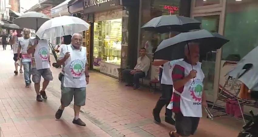Hopa’da Emekliler “Zam Yağmuruna” Karşı Şemsiyeleriyle Sokağa Çıktı Tüm Emeklilerin Sendikası Hopa ve Kemalpaşa Şubesi üyeleri, zamları ve