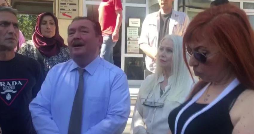 İstanbul’da Hayvanseverler, Sokak Kedilerinin Üzerine Kezzap Atılmasını Kaymakamlık Önünde Protesto Etti İstanbul’da hayvanseverler, Eyüpsultan’daki mezarlıkta sokak kedilerinin üzerine kezzap atılarak yakılmasını