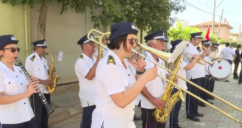 İzmir Büyükşehir Belediyesi'nin Ödemiş Çaylı Meydanı'na kazandırdığı Atatürk Heykeli, Fazıl