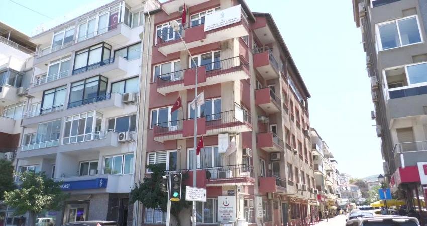 İzmir’de Aile Sağlığı Merkezi Sorunu… İzmir Tabip Odası Başkanı Süleyman Kaynak: “Aile Hekimliği Kaderine Terk Edilmiş Durumda. Aile Hekimlerinin Görevi Kiralık Yer Bulmak Değildir” İzmir’de, Balçova Belediyesi’ne ait binada hizmet veren Balçova 2’nolu Aile
