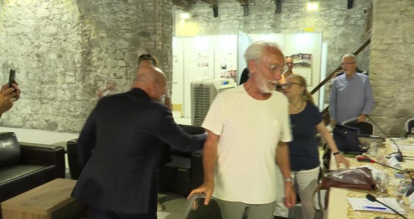 İzmir Büyükşehir Belediyesi’nin 30 Ekim İzmir depreminde hasar gördüğü için