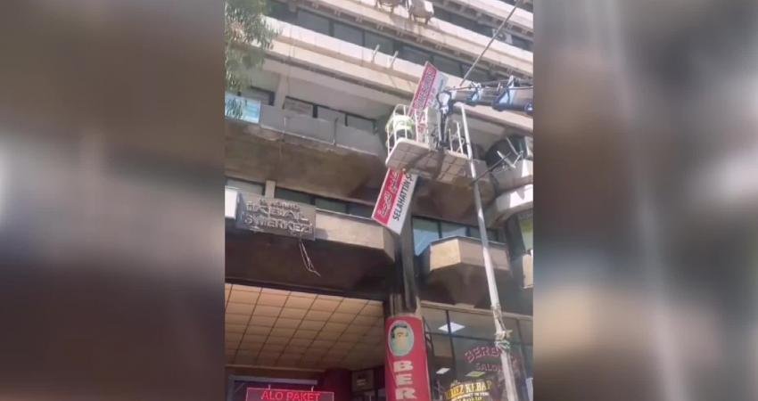 İzmir Büyükşehir Belediyesi ekipleri, Konak ilçesine bağlı Basmane semtindeki Arapça tabelaları kaldırdı.