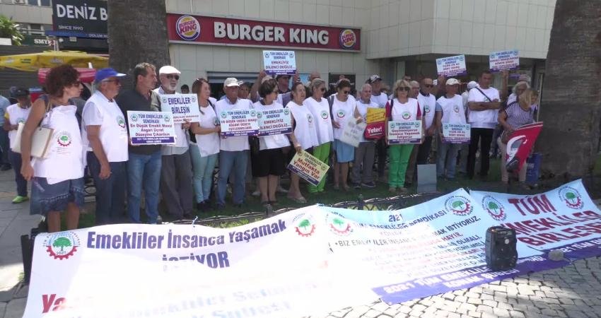 İzmir’de emekliler, şemsiyelerini açarak ‘zam yağmuru’nu protesto etti. 2021 Tüm