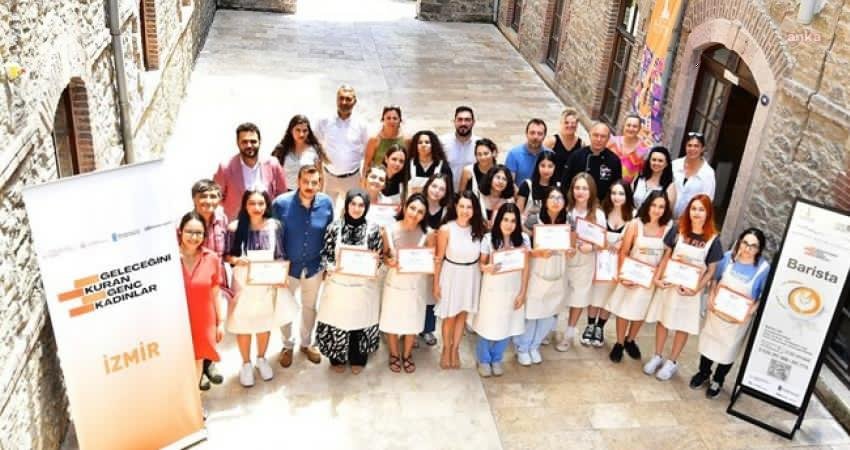 İzmir Büyükşehir Belediyesi Meslek Fabrikası’nın Barista kursuna katılan kadınlar sertifikalarını